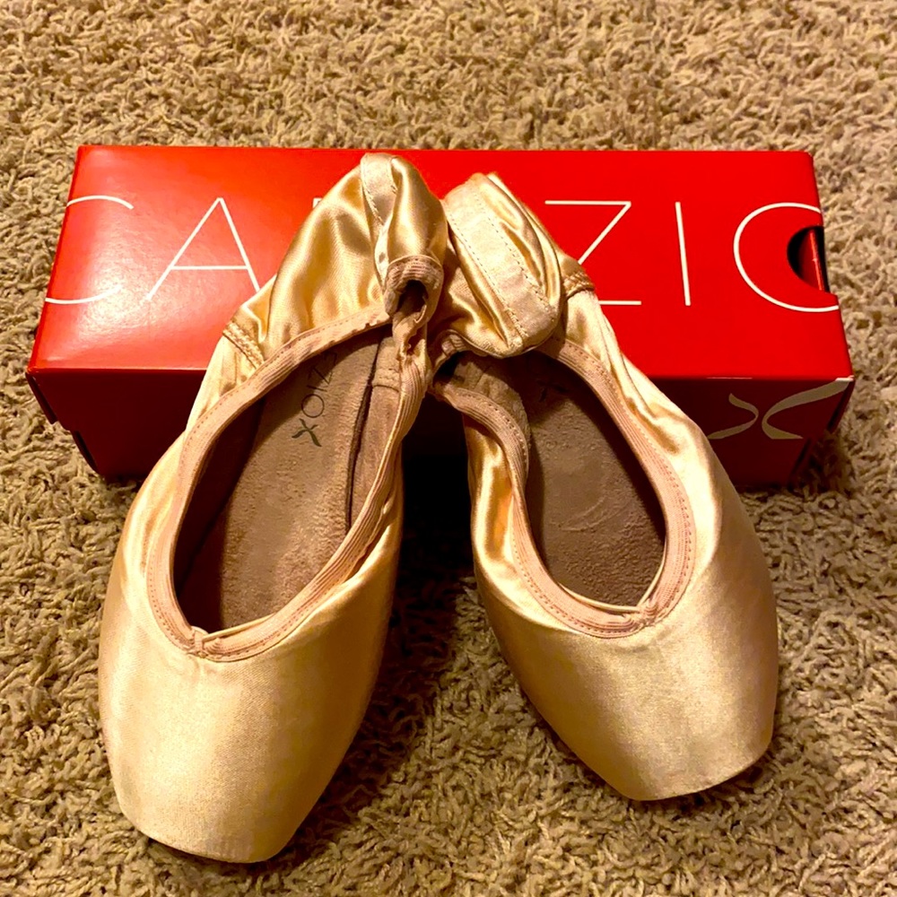 Ballet Pointe shoes size 9.5W- Capezio